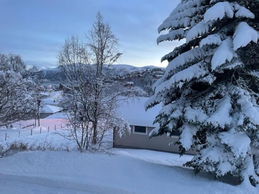 House With Garage In Central Lyngen Lyngseidet Exterior foto