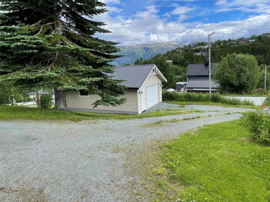 House With Garage In Central Lyngen Lyngseidet Exterior foto