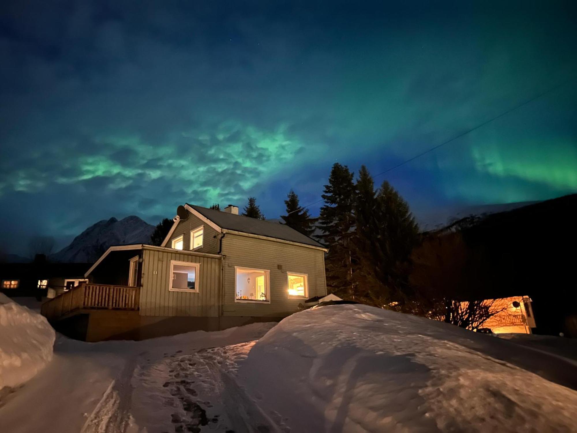 House With Garage In Central Lyngen Lyngseidet Exterior foto